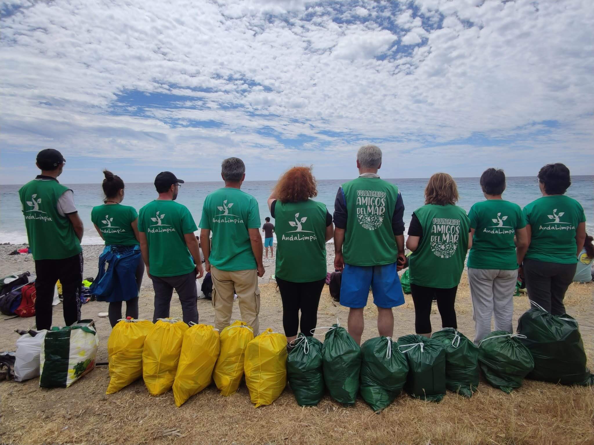 Voluntarios limpiando playa