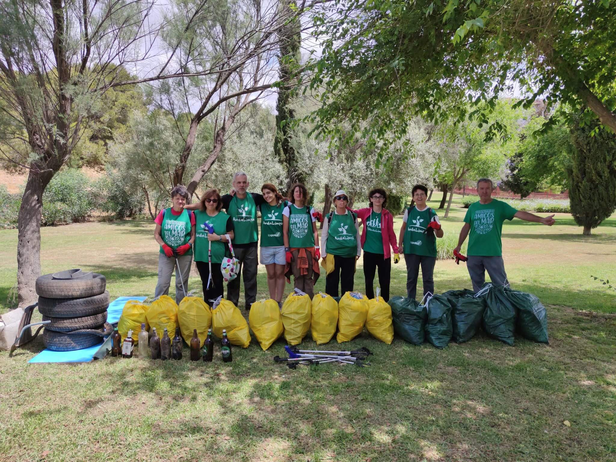 Voluntarios con bolsas de basura